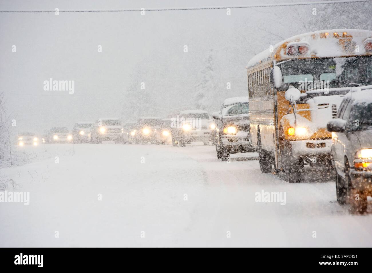 Atasco de tráfico en una carretera rural de Vermont durante una ventisca de invierno Foto de stock
