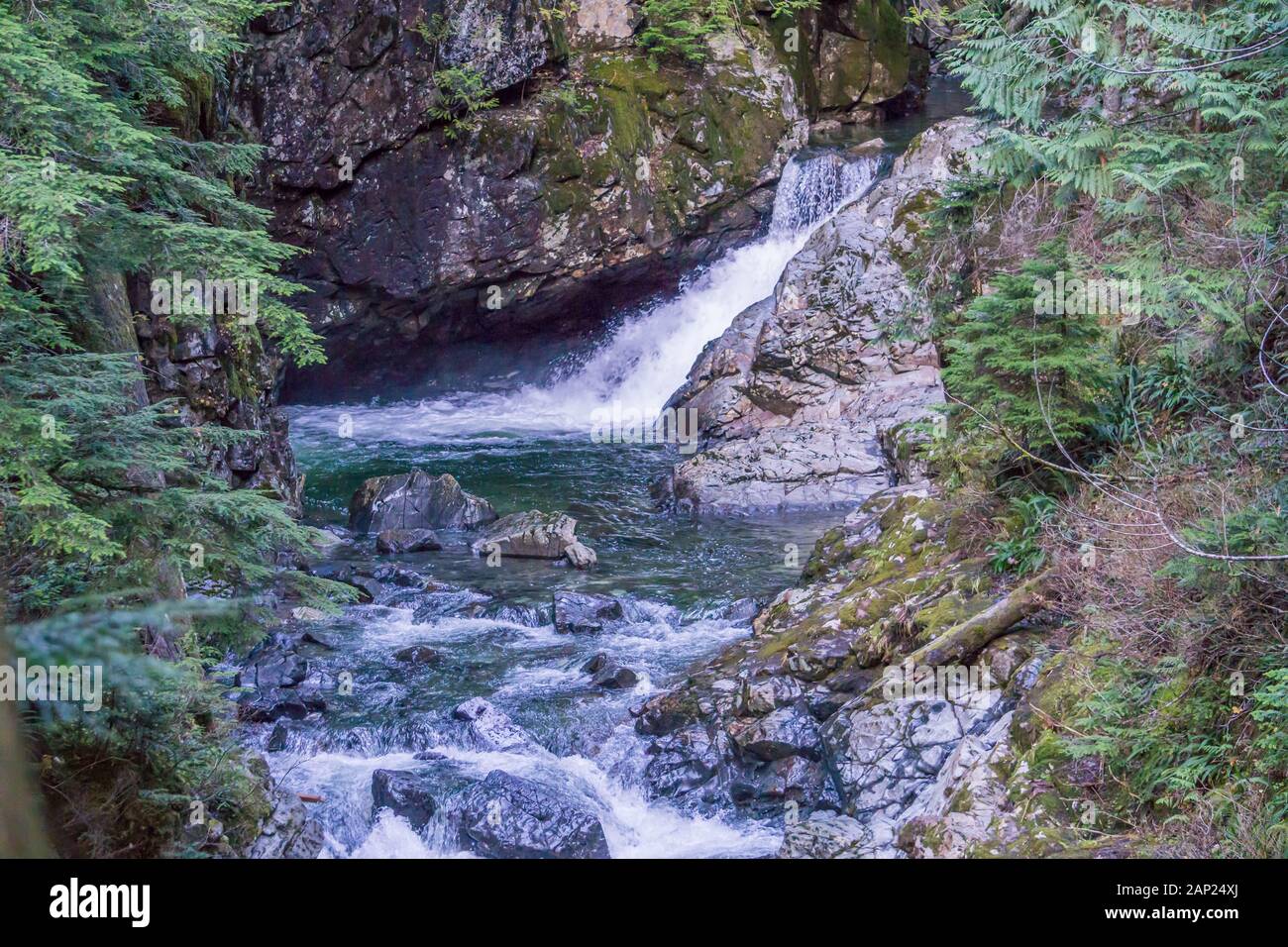 El agua cae en cascada Denny Creek, en el estado de Washington Fotografía  de stock - Alamy