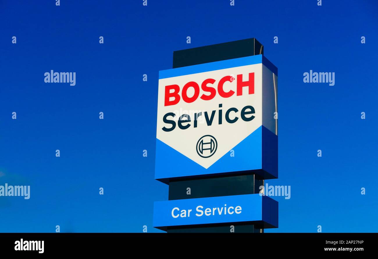 Dinslaken, Alemania - 18 de diciembre. 2019: aislados logo rojo azul rotulado de Bosch Car Service contra el despejado cielo azul Foto de stock