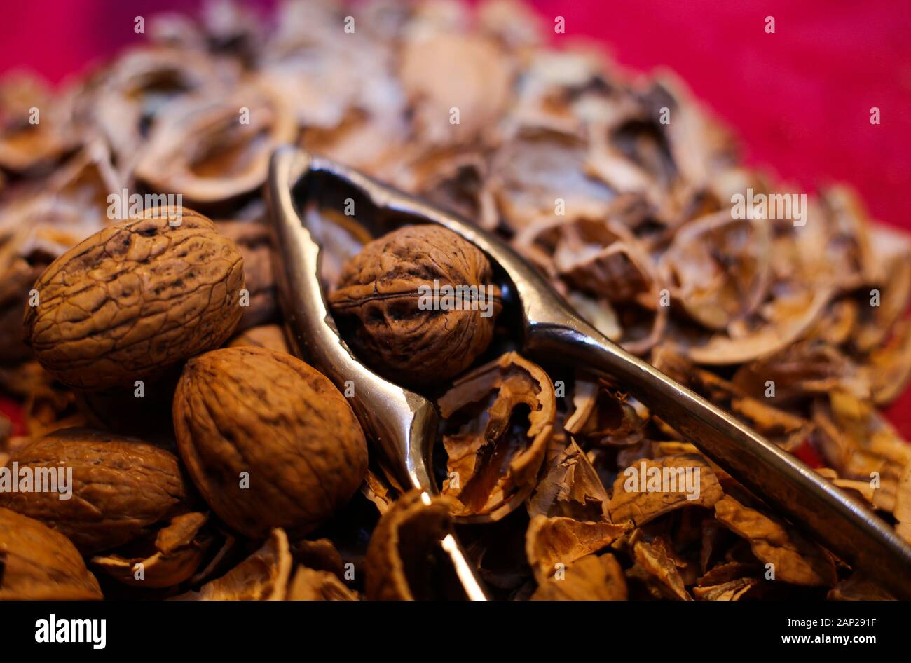 Las Nueces Agrietadas Se Abren Con Una Galleta De La Nuez Foto de archivo -  Imagen de retro, sano: 35056000