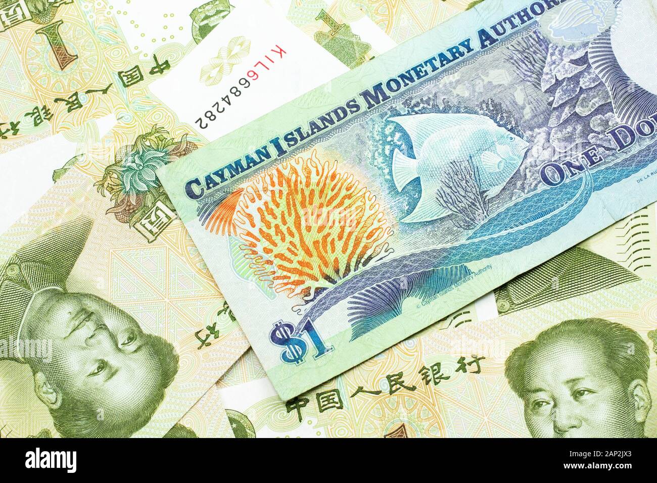 Una Imagen De Cerca De Un Colorido Billete De Dolar De Las Islas Caiman Con Una Cama De Chino Un Yuan Billetes De Banco En Macro Fotografia De Stock Alamy