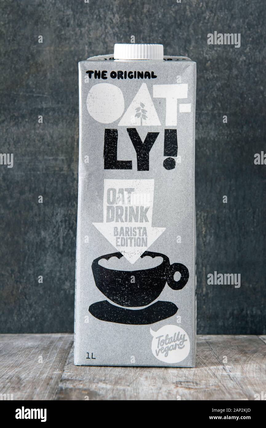 La bebida original Oatly vegana, edición barista en cartón sobre fondo oscuro. Sólo para uso editorial Foto de stock