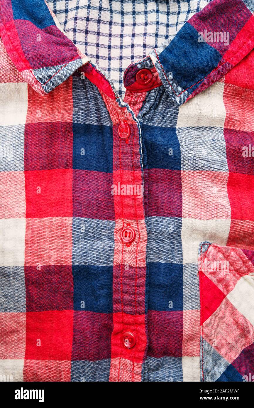 Plaid Shirt material de fondo. Parte delantera de la camiseta: bolsillo elementos, collar, botones como fondo Foto de stock