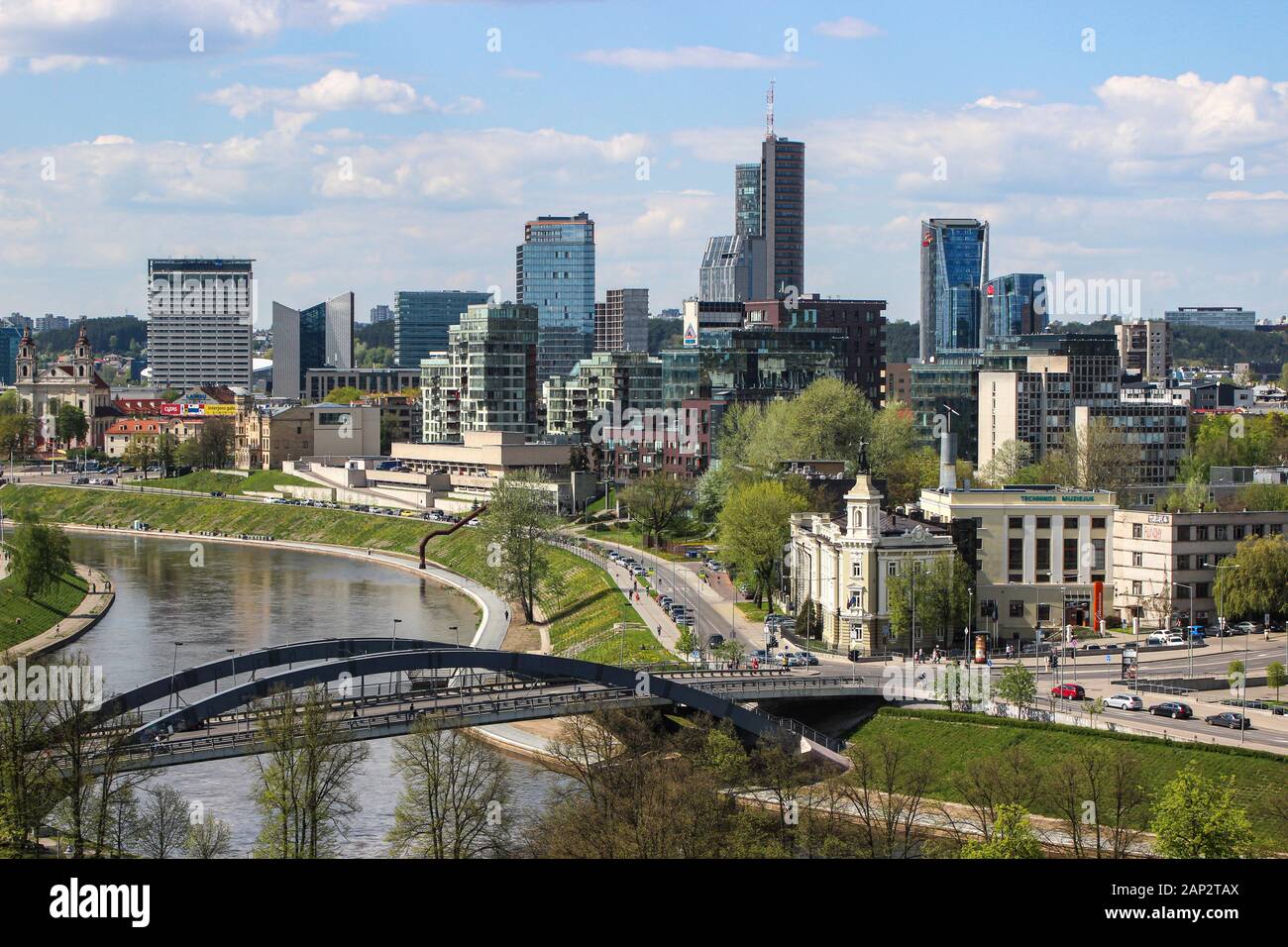 Edificios de gran altura de Šnipiškės, también conocido como New City Center, en la orilla norte del río Neris en Vilnius, Lituania Foto de stock