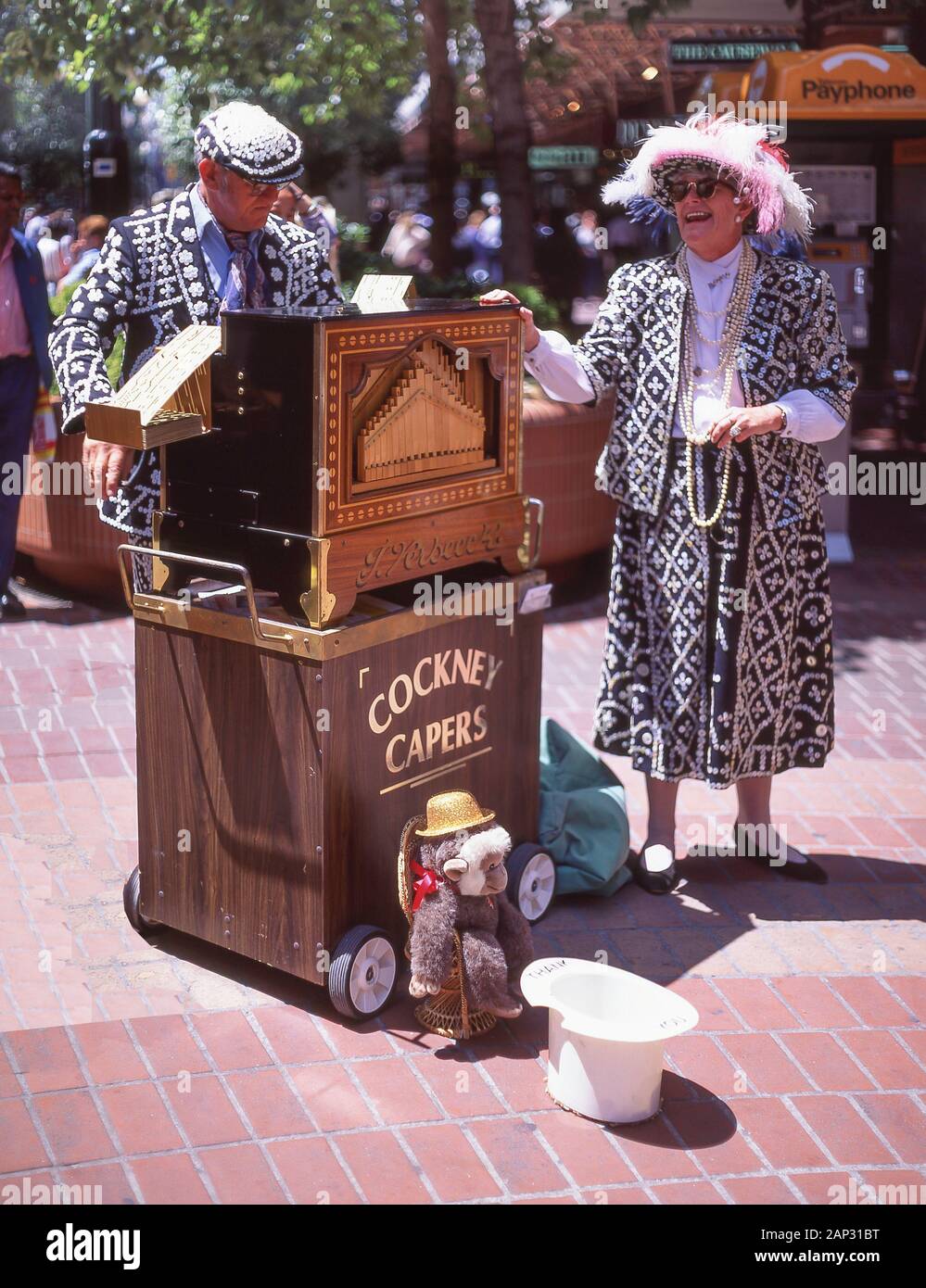 Alcaparras Cockney Pearly King jugando Verbeeck órgano en la calle Collins Street, Melbourne, Victoria, Australia Foto de stock