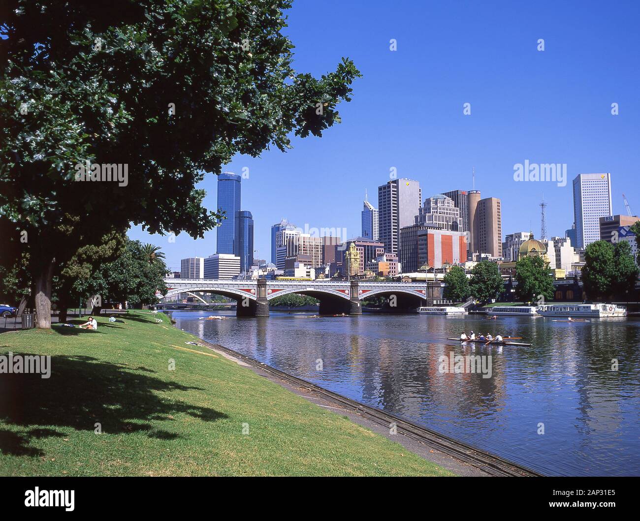 Vista de la ciudad cruzando el río Yarra, Melbourne, Victoria, Australia Foto de stock