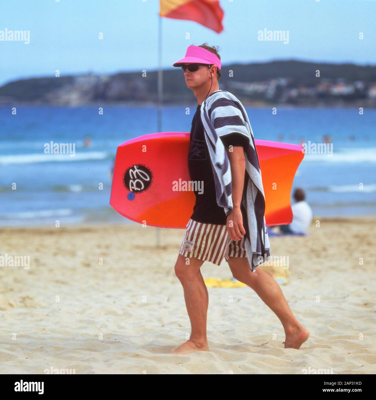 Joven con wake board, Bondi Beach, Sydney, New South Wales, Australia Foto de stock