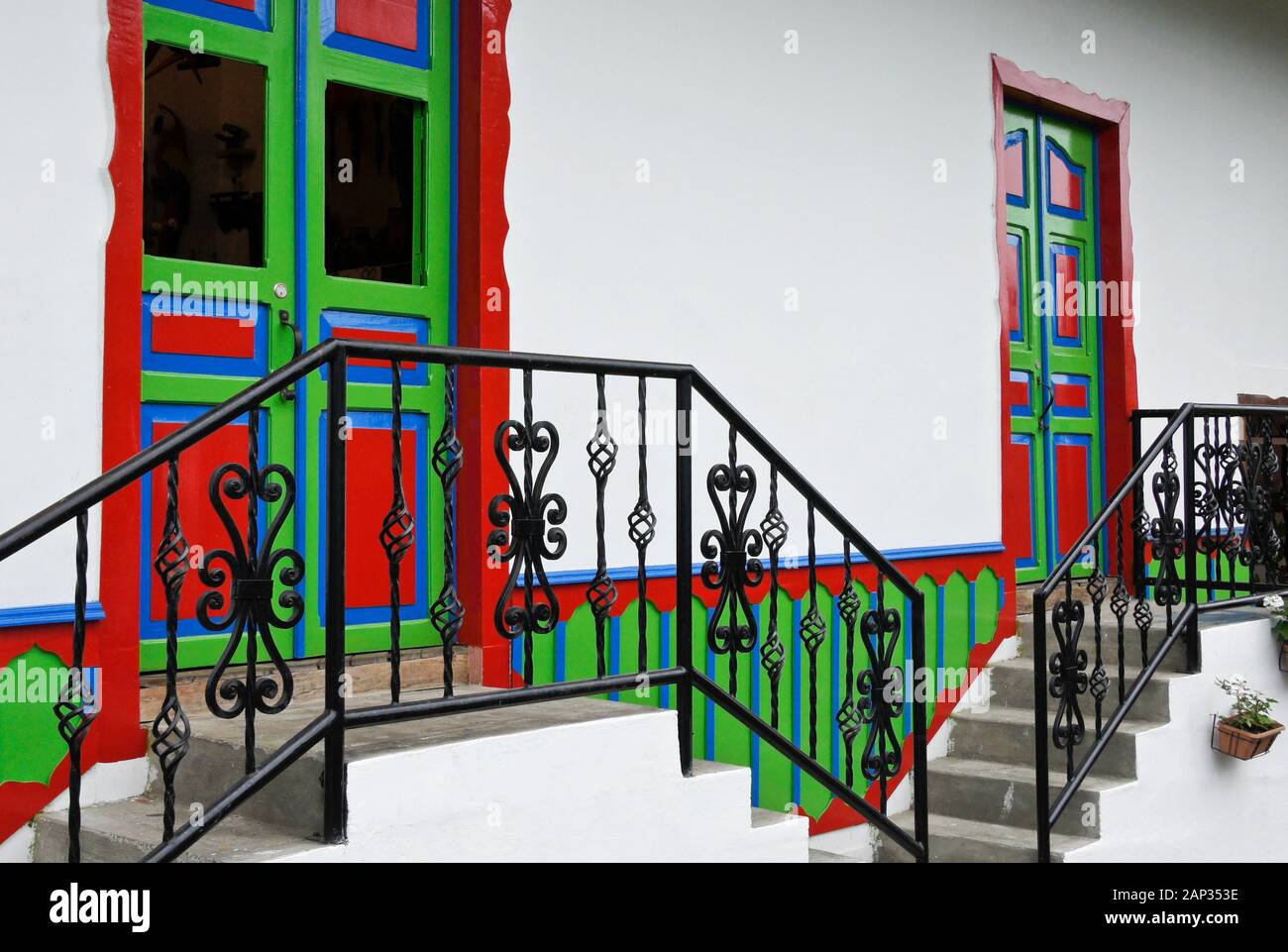 Puertas, ventanas, escaleras, coloridos y una barandilla de hierro forjado  de una casa encaladas en el triángulo del café ciudad de Salento,  departamento de Quindío, Colombia Fotografía de stock - Alamy