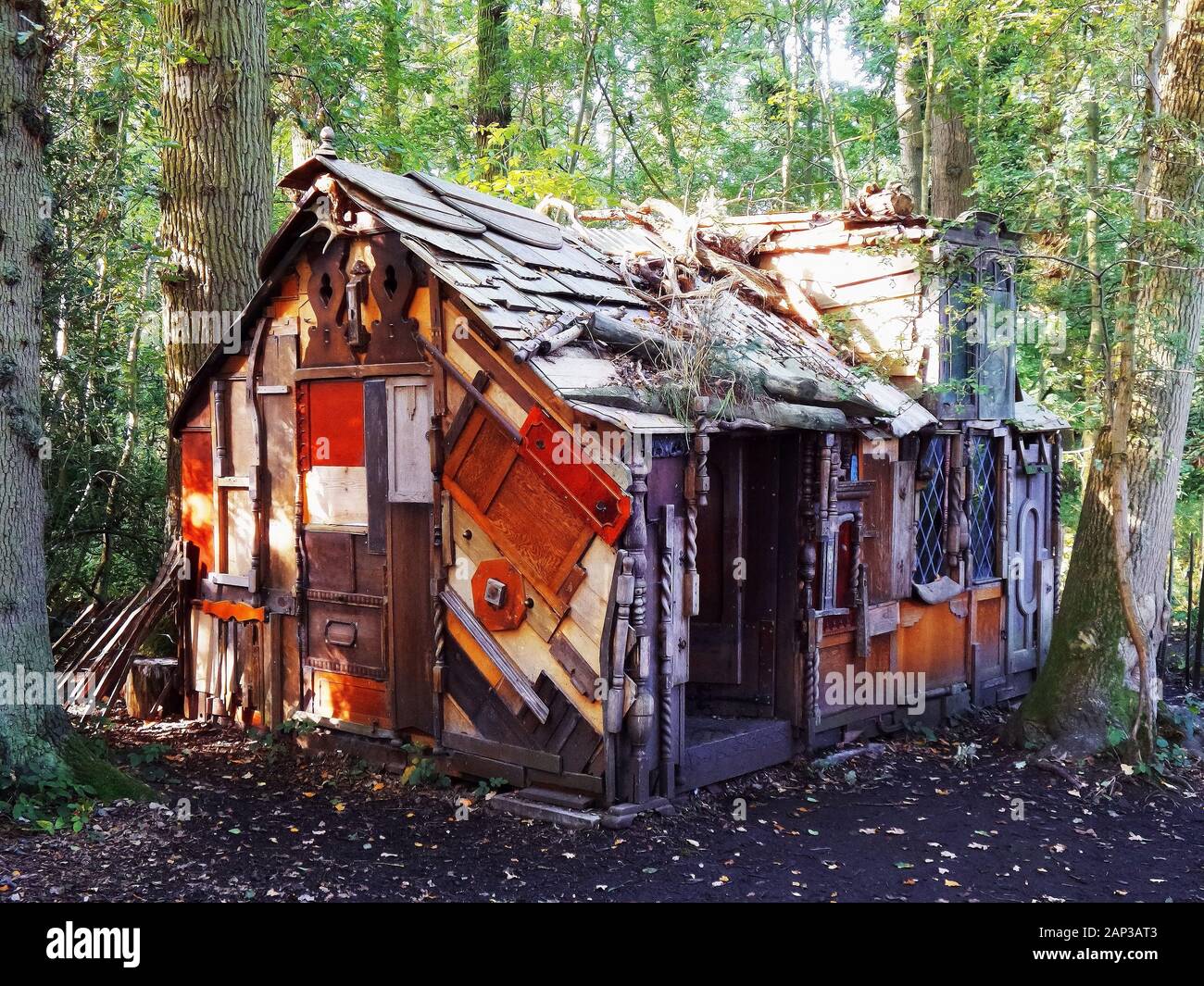 Antigua cabaña abandonada en el bosque Fotografía de stock - Alamy
