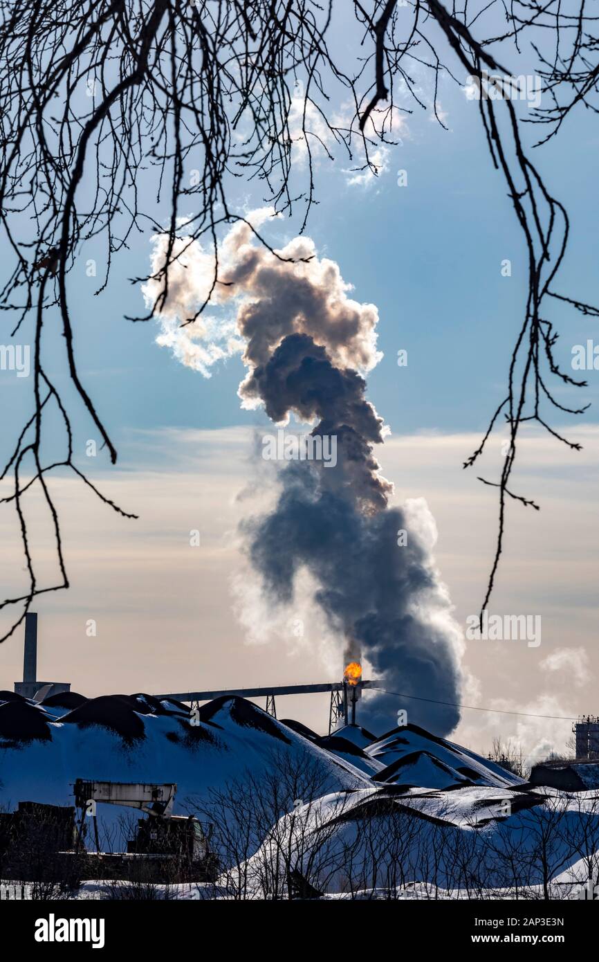 River Rouge, Michigan - Montones de carbón a la planta de acero de los Estados Unidos en Zug Island, parte de la compañía de obras de los Grandes Lagos. US Steel planea cerrar Foto de stock
