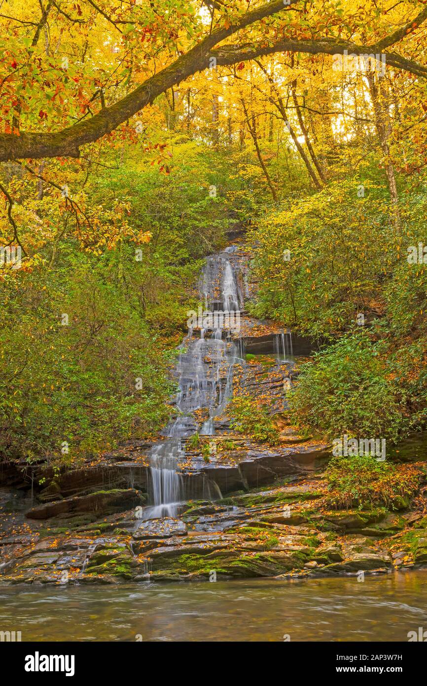 Tranquila Subdivisión Toms cae en el otoño en las montañas Great Smoky de Carolina del Norte Foto de stock