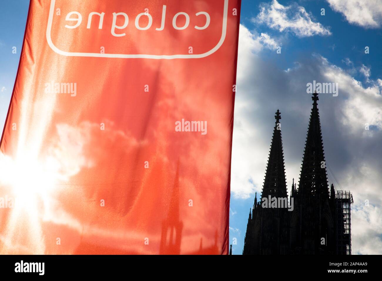 La catedral de Colonia, la bandera roja con la palabra Colonia, Colonia, Alemania. Der Dom, Rote Fahne mit dem Wort Colonia, Koeln, Deutschland. Foto de stock