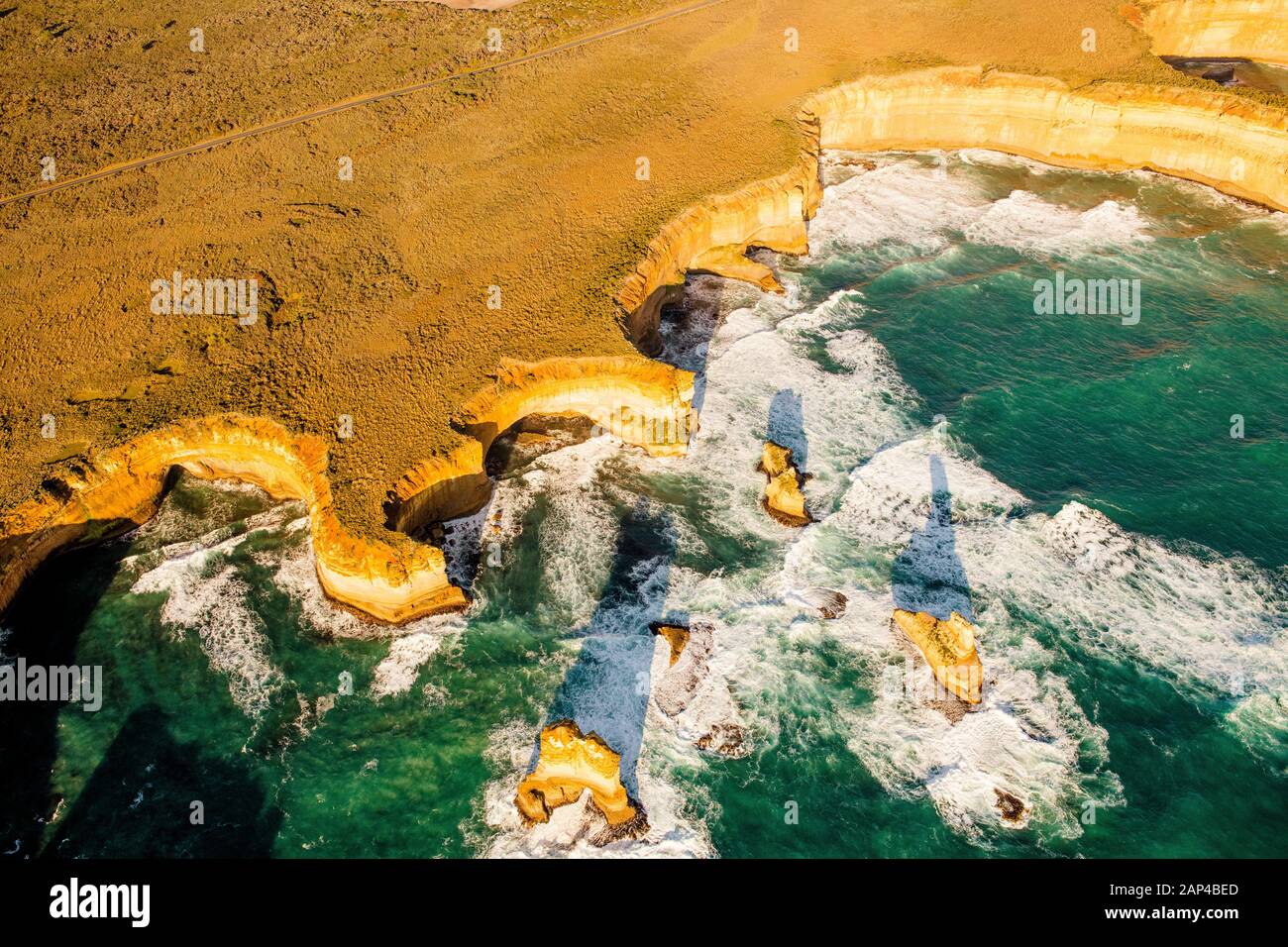 Pilas de rocas que forman el Parque Nacional de Port Campbell a lo largo de la Great Ocean Road en Victoria, Australia Foto de stock