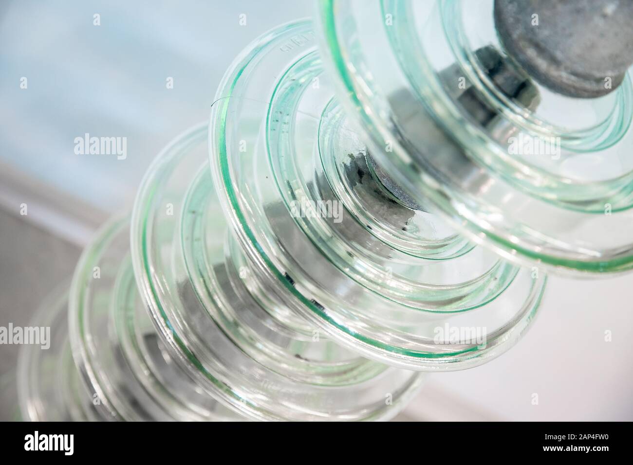 Línea de alimentación de vidrio eléctrico industrial, concepto Fotografía de stock -