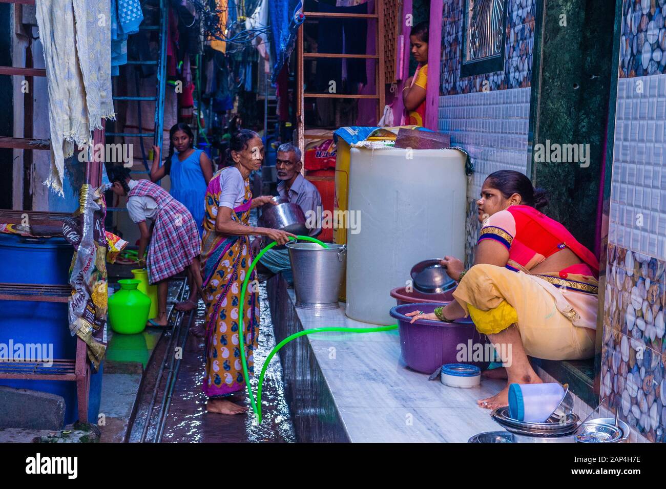 Gente India en el barrio de Dharavi en Mumbai, India Foto de stock