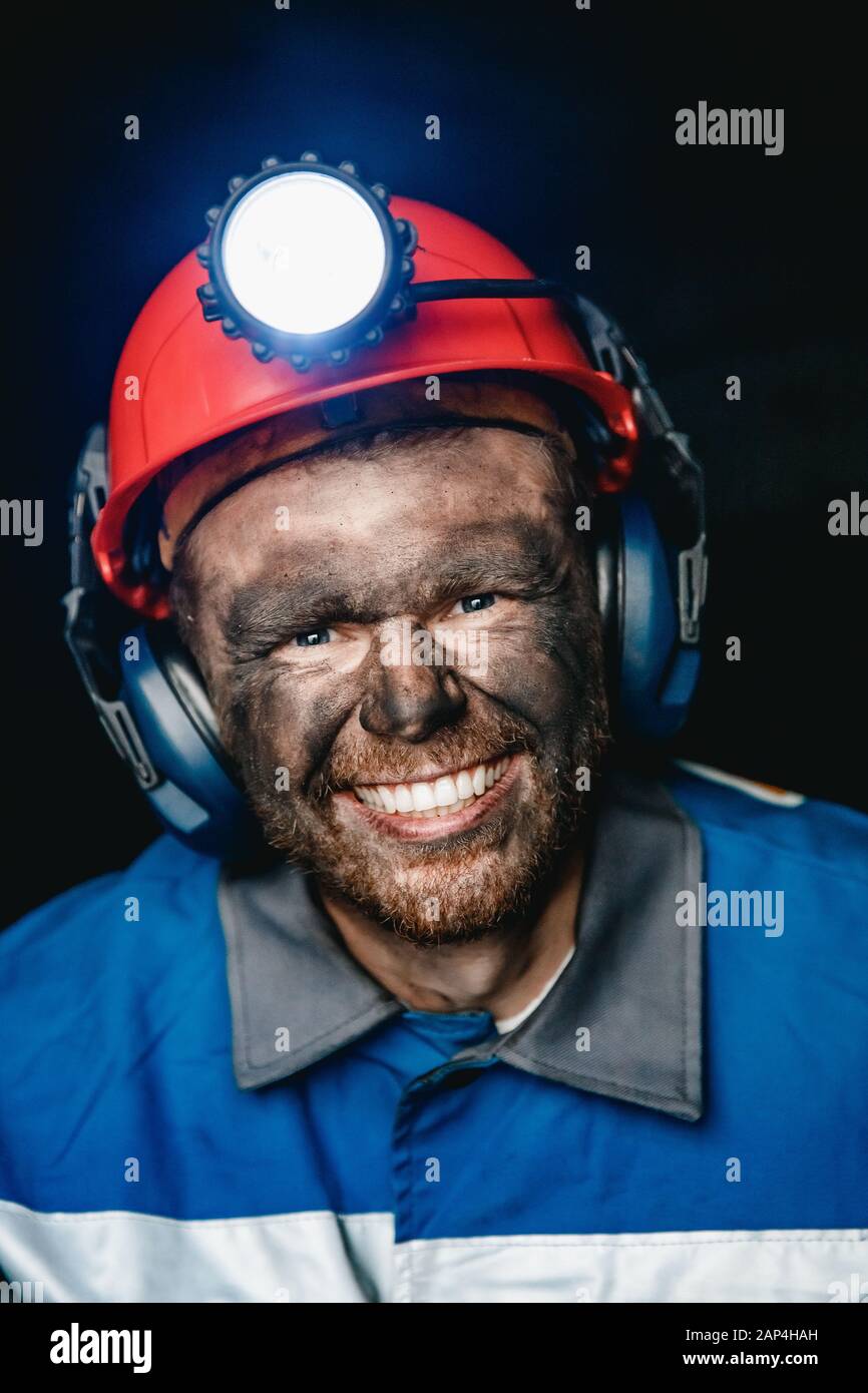 Retrato minero del carbón al hombre en el casco con linterna en mina  subterránea. Concepto ingeniero industrial Fotografía de stock - Alamy