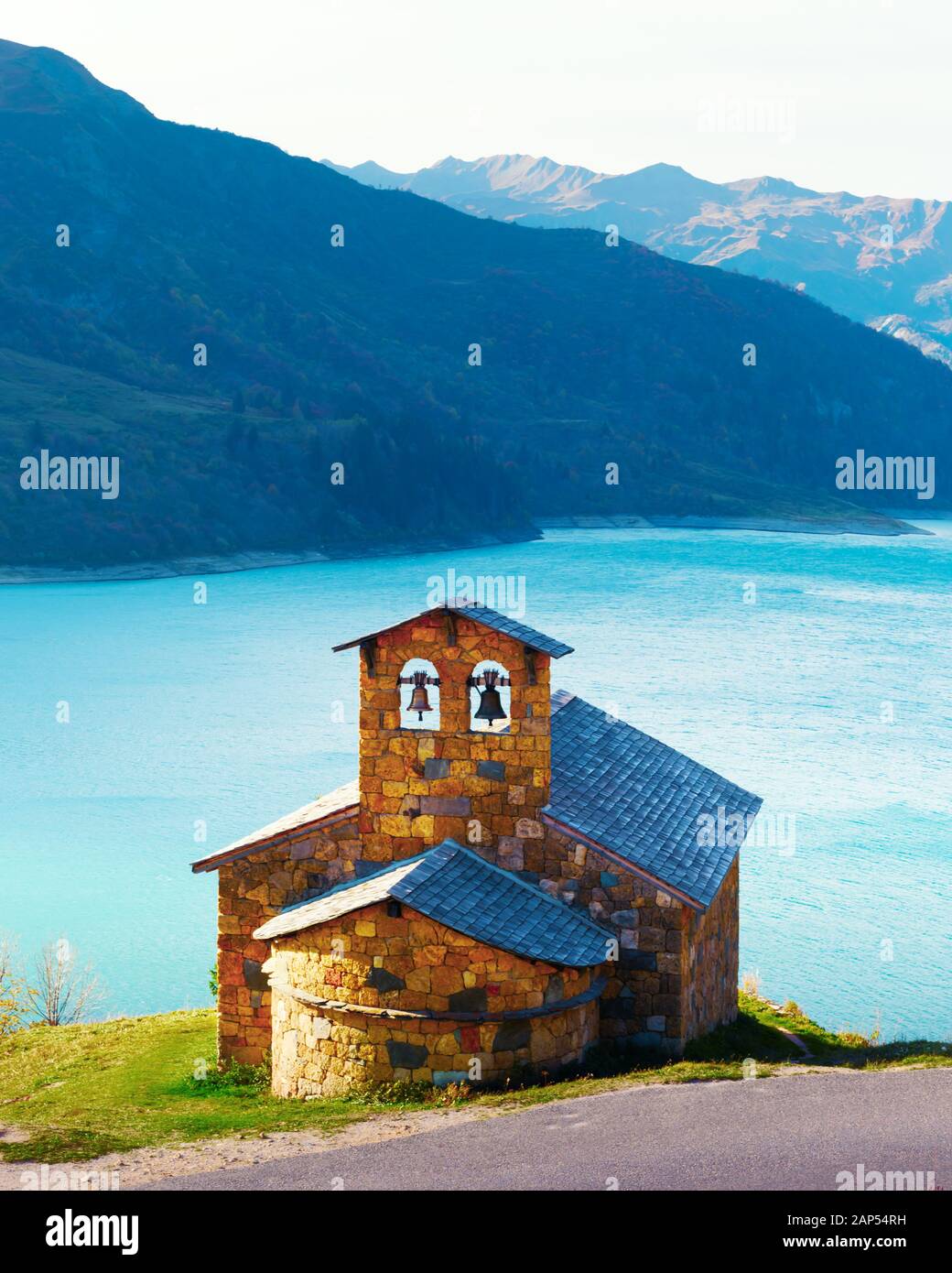 Vista pintoresca capilla de piedra sobre la costa del lago Roselend (Lac de Roselend) en Francia Alpes (Auvergne-Rhone-Alpes). Fotografía paisajística Foto de stock