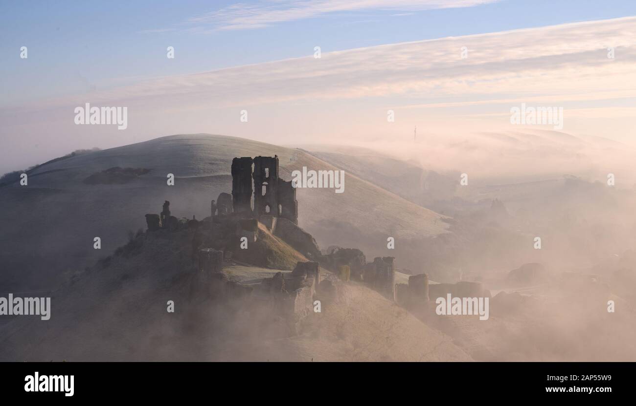 El castillo Corfe, en Dorset, Reino Unido. 21 ene, 2020. El clima del Reino Unido: las icónicas ruinas de castillo Corfe emergen de la niebla en un frío y la helada mañana de invierno. Crédito: Celia McMahon/Alamy Live News Foto de stock