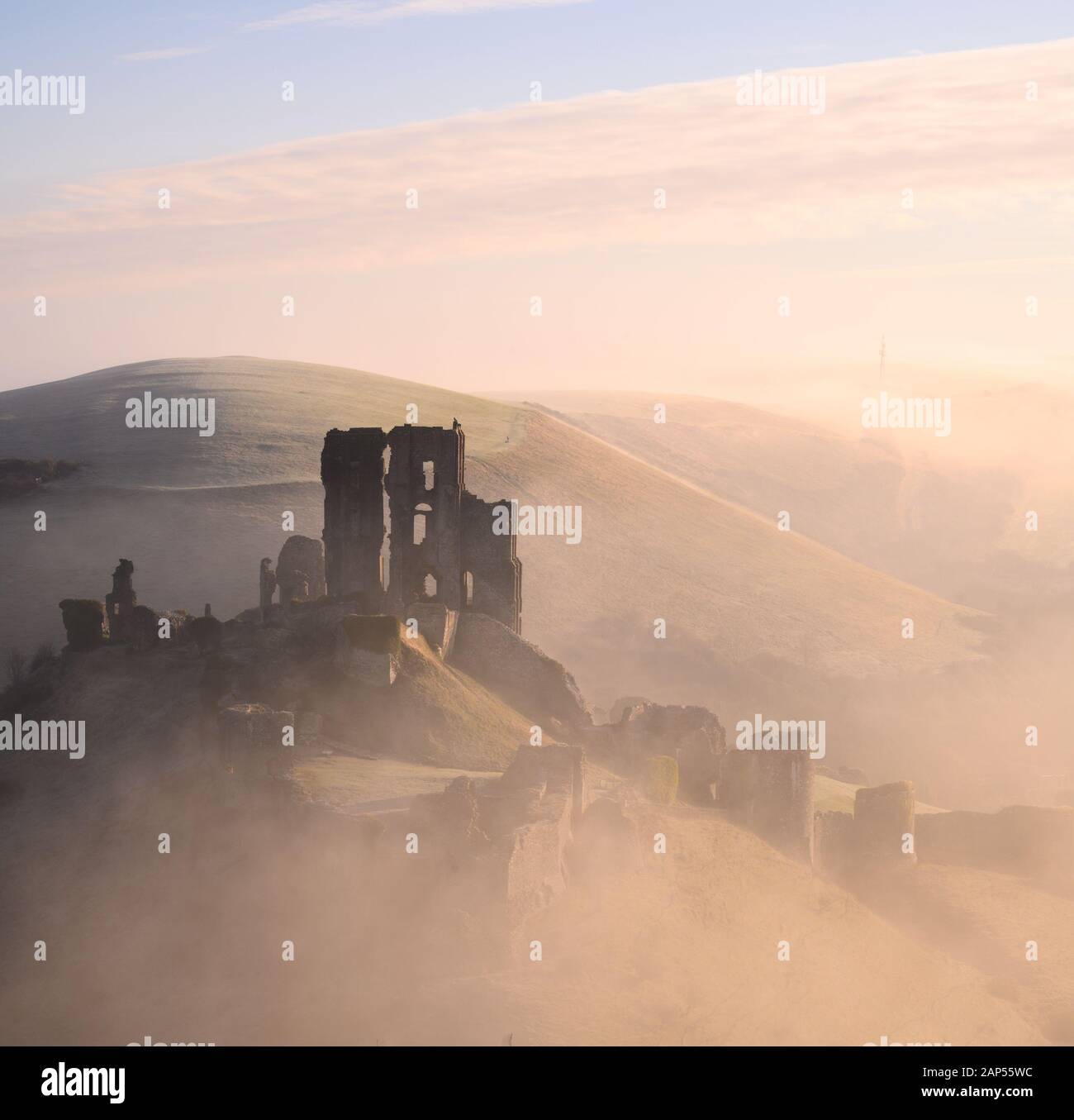 El castillo Corfe, en Dorset, Reino Unido. 21 ene, 2020. El clima del Reino Unido: las icónicas ruinas de castillo Corfe emergen de la niebla en un frío y la helada mañana de invierno. Crédito: Celia McMahon/Alamy Live News Foto de stock