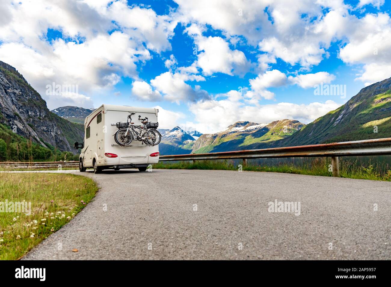 Family Vacation Travel RV, viaje de vacaciones en autocaravana, caravana alquiler de vacaciones. Hermosa naturaleza noruega paisaje natural. Foto de stock