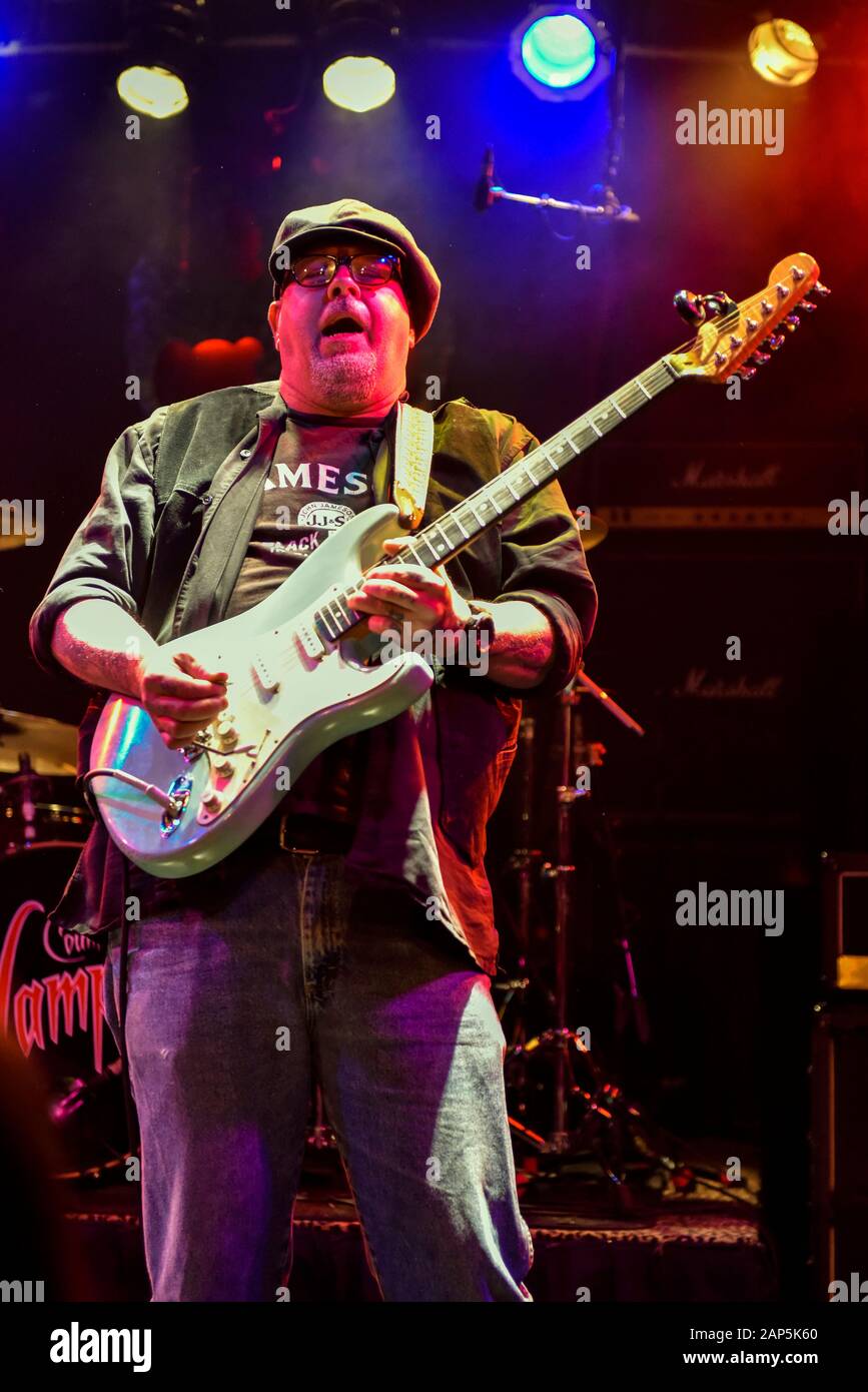 Las Vegas guitarrista, Chris Tofield, sobre el escenario del club nocturno Vamped Foto de stock