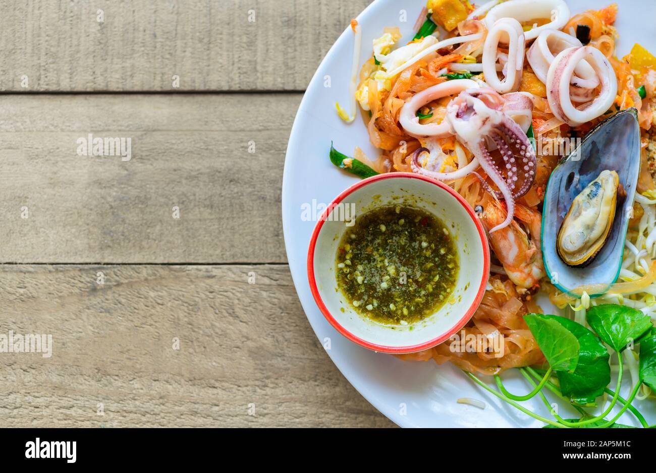 Fideos de arroz frito (Pad Thai) con camarones, mejillones y calamares en  la parte superior de la vista. Platos nacionales de Tailandia, comida  tailandesa popular Fotografía de stock - Alamy