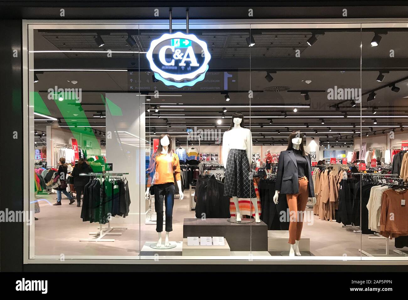 Munich, Alemania. 21 ene, 2020. C&A es sinónimo de Clemens y agosto  (Brennikmeijer). C y una sucursal, tienda, tienda, entrada, prendas de  vestir, zona de entrada, tiendas, negocios, moda, cadena de moda,