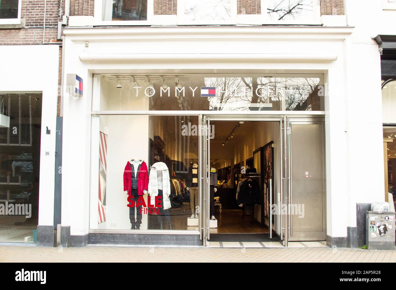 Groningen, Holanda - Januari, 2020:Entrada de una tienda Tommy Hilfiger, Tommy  Hilfiger es una compañía americana de ropa premium Fotografía de stock -  Alamy