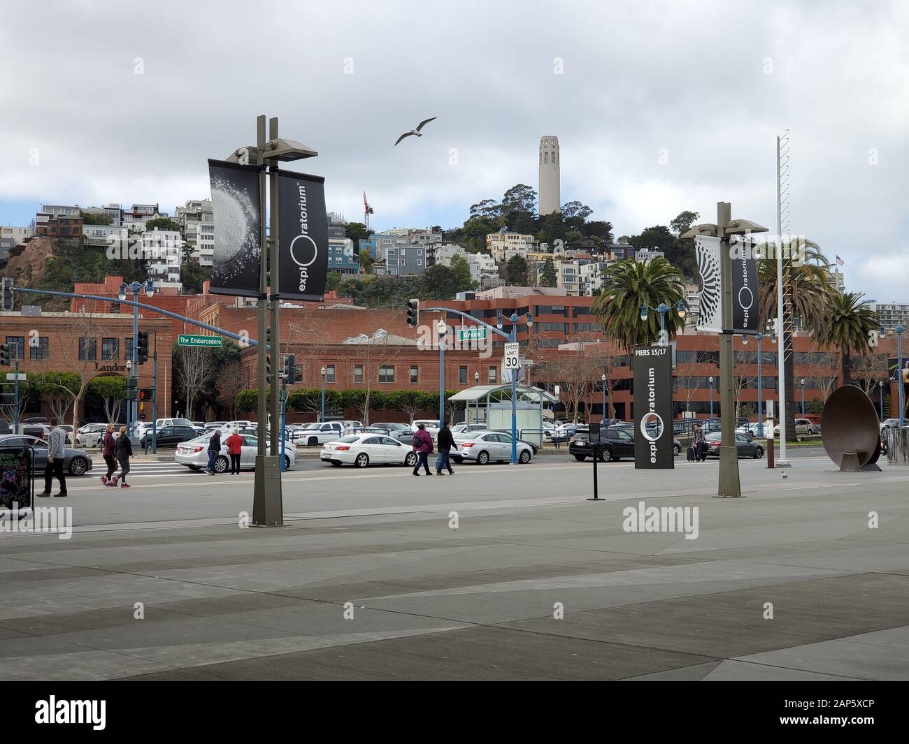Los peatones y los vehículos son visibles en el Embarcadero, barrio de San Francisco, California, con la torre Coit en el fondo, 12 de enero de 2020. () Foto de stock