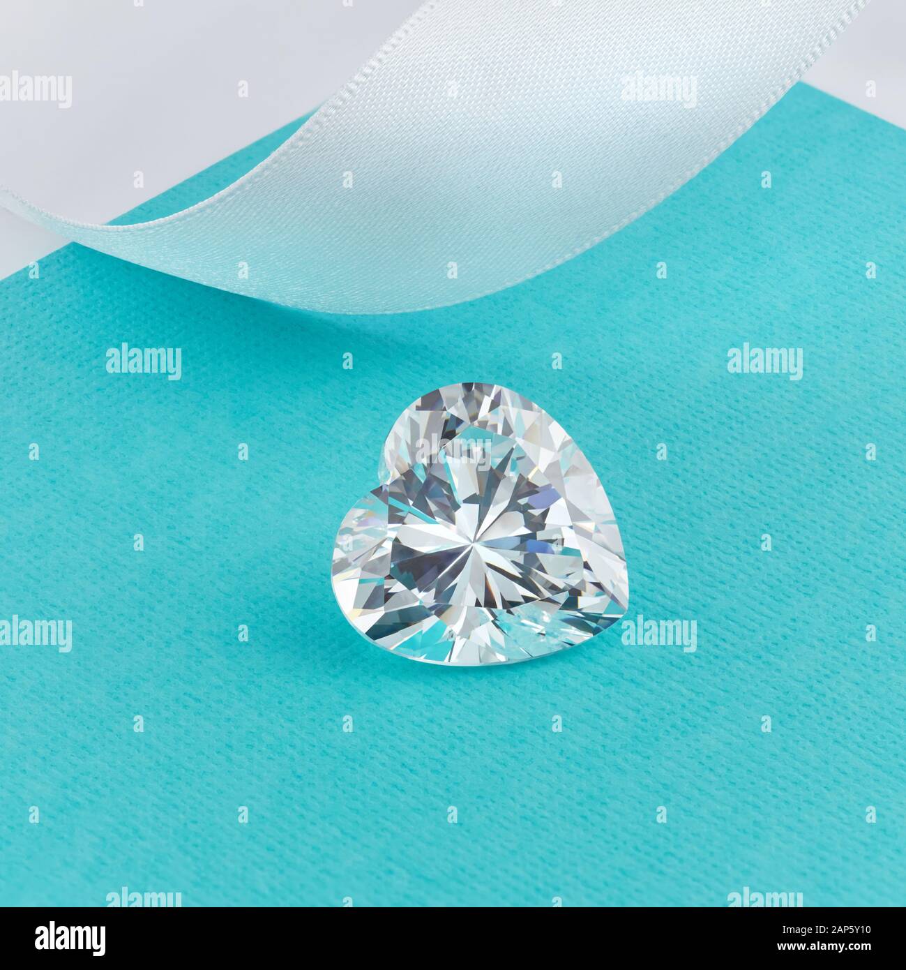 Diamante En Forma De Corazón Sobre Fondo Turquesa Fotografía de stock -  Alamy