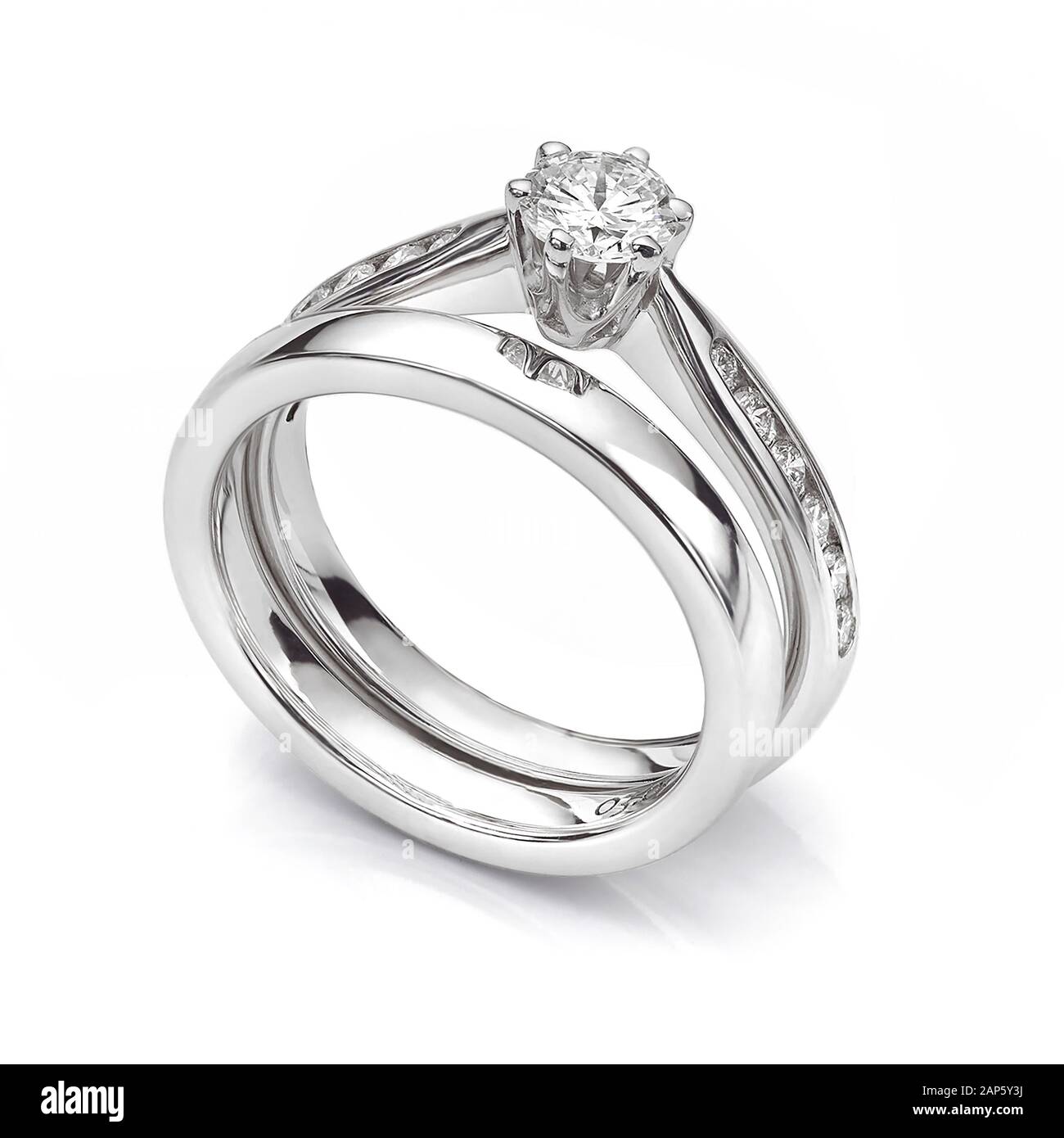 Anillo de compromiso de diamantes y anillo de boda con un ajuste de estilo  Tiffany y hombros de diamantes aislados sobre fondo blanco Fotografía de  stock - Alamy
