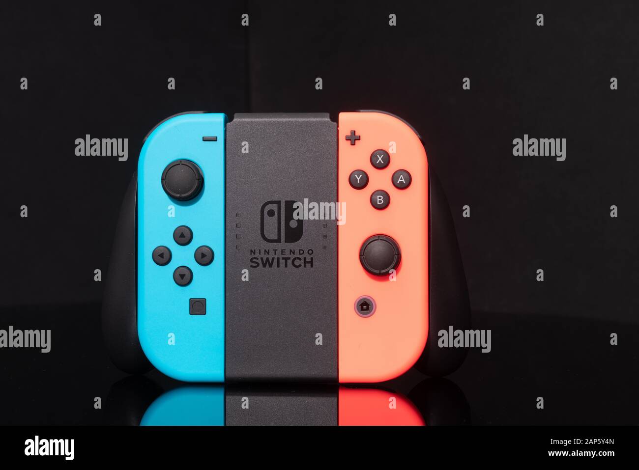 Interruptor de Nintendo consola de video juego desarrollado por Nintendo,  lanzado el 3 de marzo de 2017 sobre un fondo negro. Alemania, Berlín - Junio  30, 2019: Nintendo S Fotografía de stock - Alamy