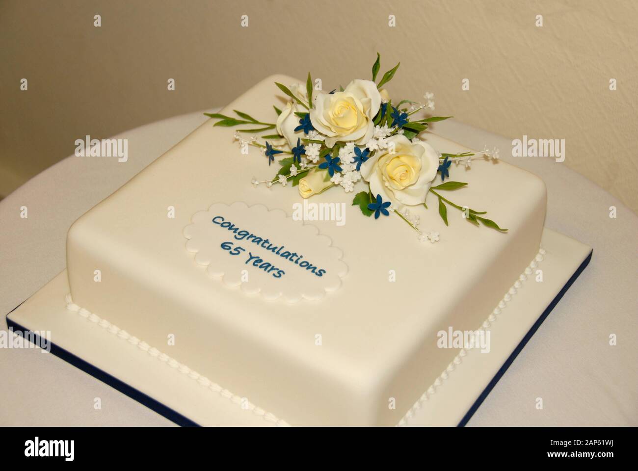Pastel de celebración cuadrado de un solo nivel para el 65º aniversario de boda. Foto de stock