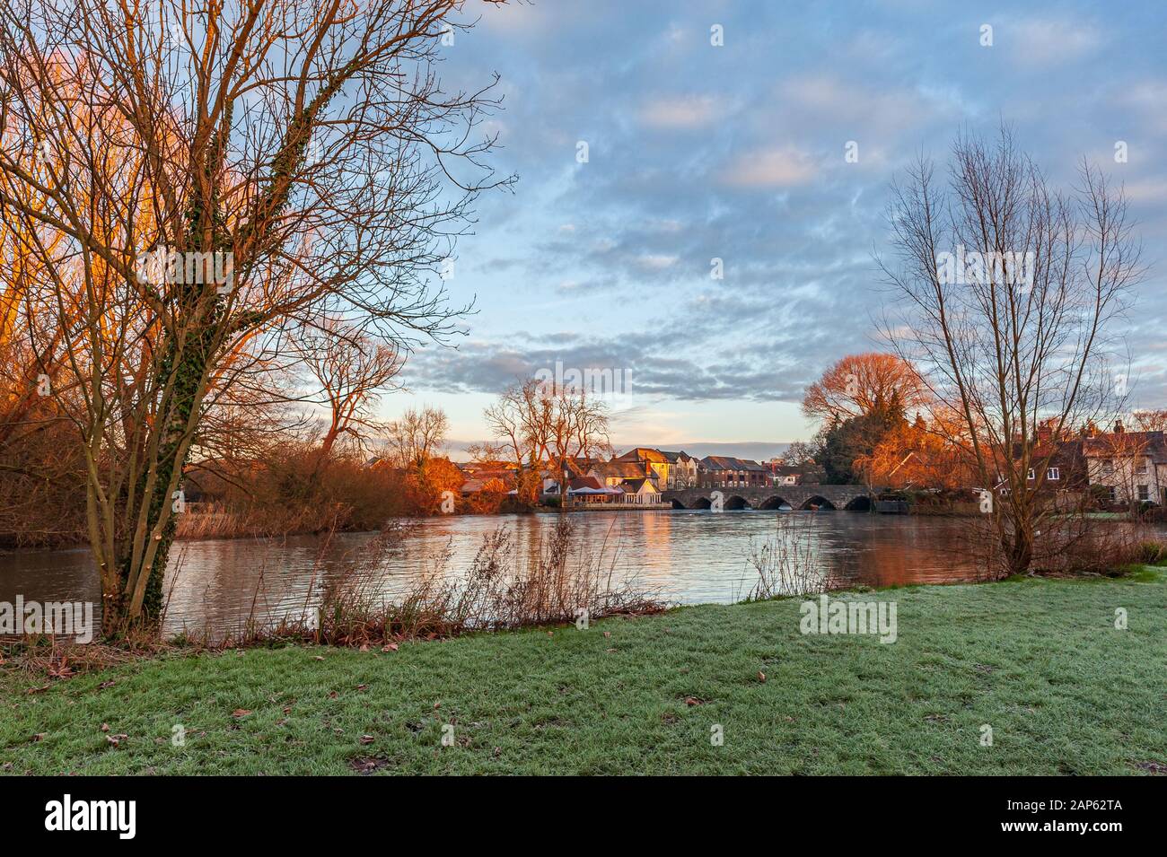 Ciudad ribereña de Fordingbridge, New Forest, Hampshire, Reino Unido, en una mañana de invierno en enero Foto de stock
