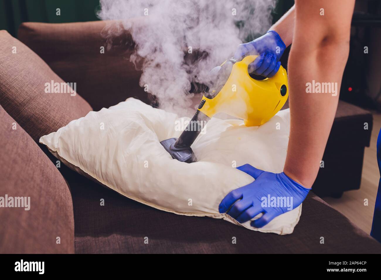 lana Filadelfia voz Utilice un limpiador de vapor seco para desinfectar la almohada Fotografía  de stock - Alamy
