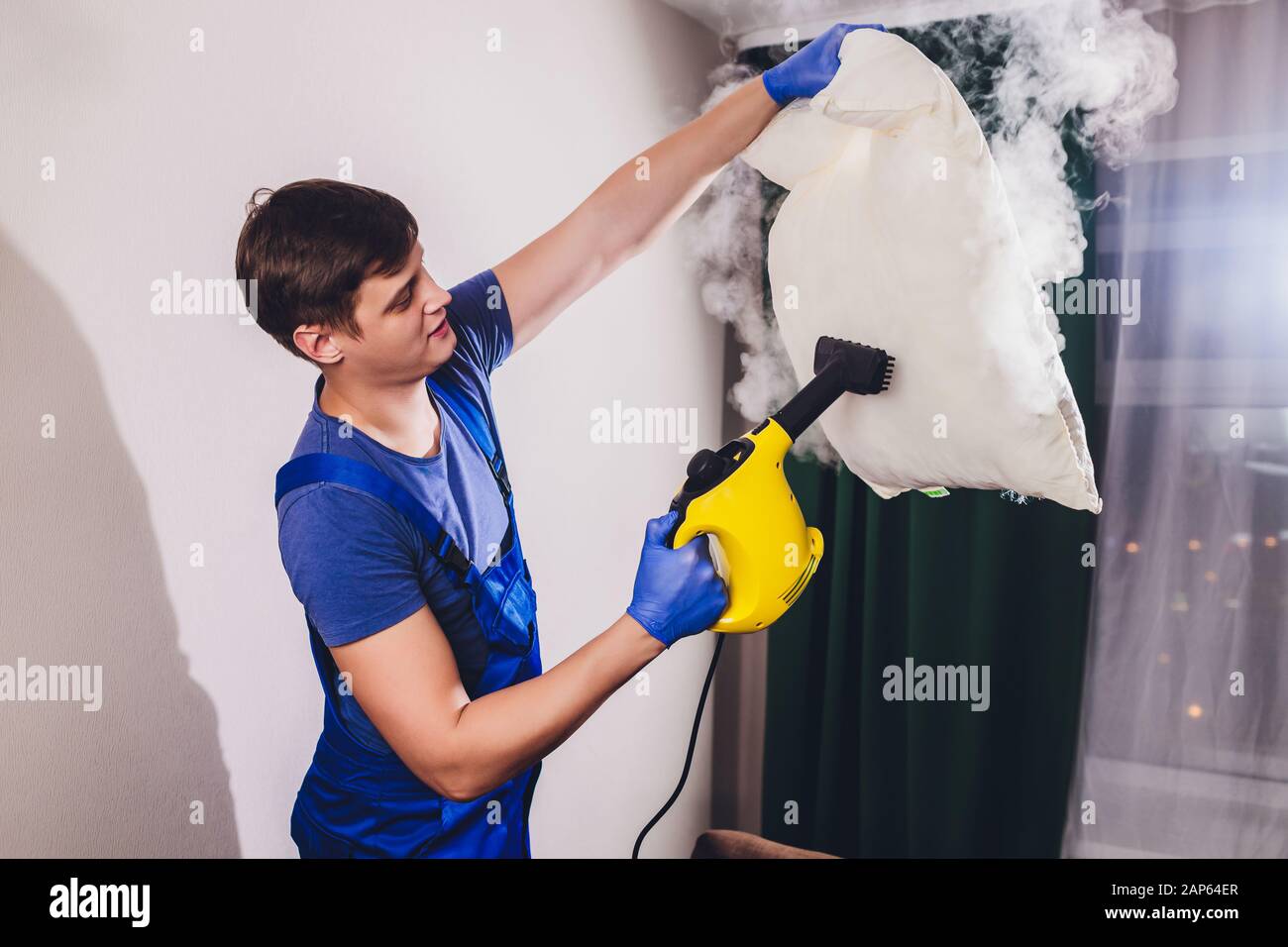 lana Filadelfia voz Utilice un limpiador de vapor seco para desinfectar la almohada Fotografía  de stock - Alamy