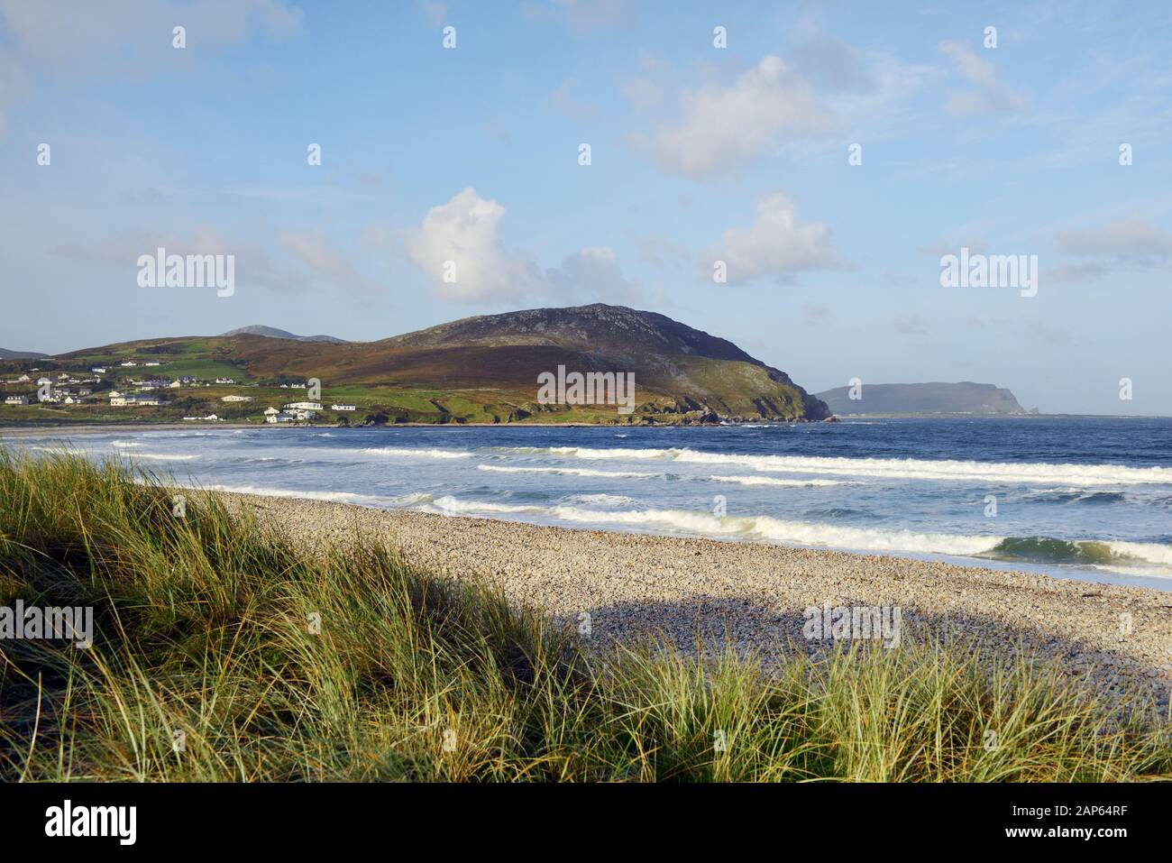 Pollan, la bahía de Donegal, Irlanda. Dos millas a lo largo de la playa de arena y dunas strand cerca de la aldea de Ballyliffin en el noroeste de la península Inishowen. Verano Foto de stock