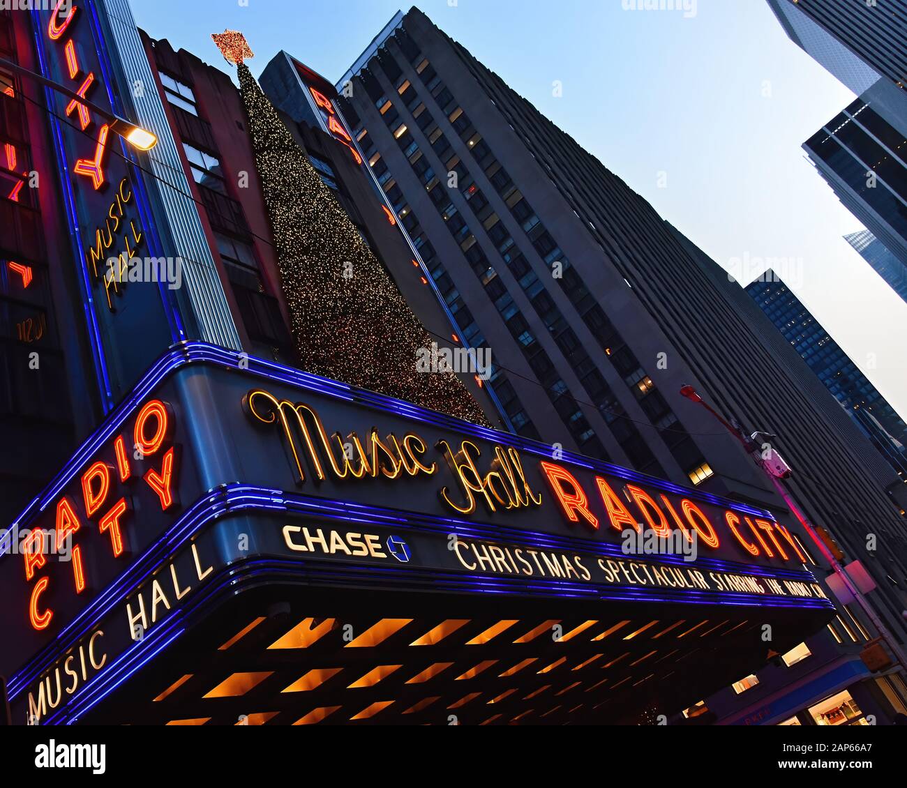 Manhattan, Nueva York, NY, EE.UU. - 30 de noviembre de 2019. Radio City Music Hall edificio por la noche, Midtown Manhattan, NY, Estados Unidos. Foto de stock