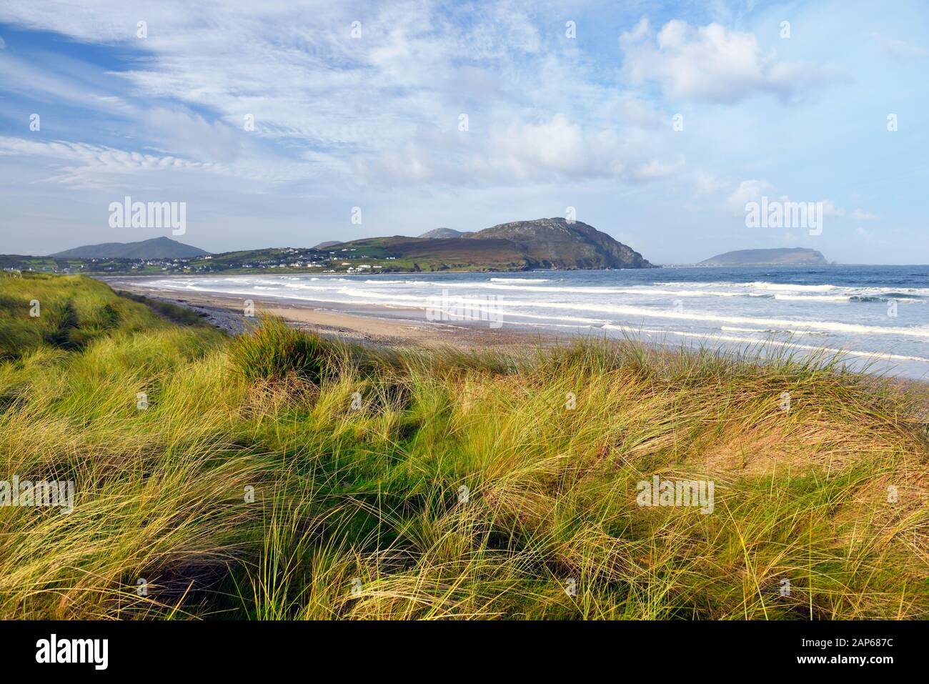 Pollan, la bahía de Donegal, Irlanda. Dos millas a lo largo de la playa de arena y dunas strand cerca de la aldea de Ballyliffin en el noroeste de la península Inishowen. Verano Foto de stock