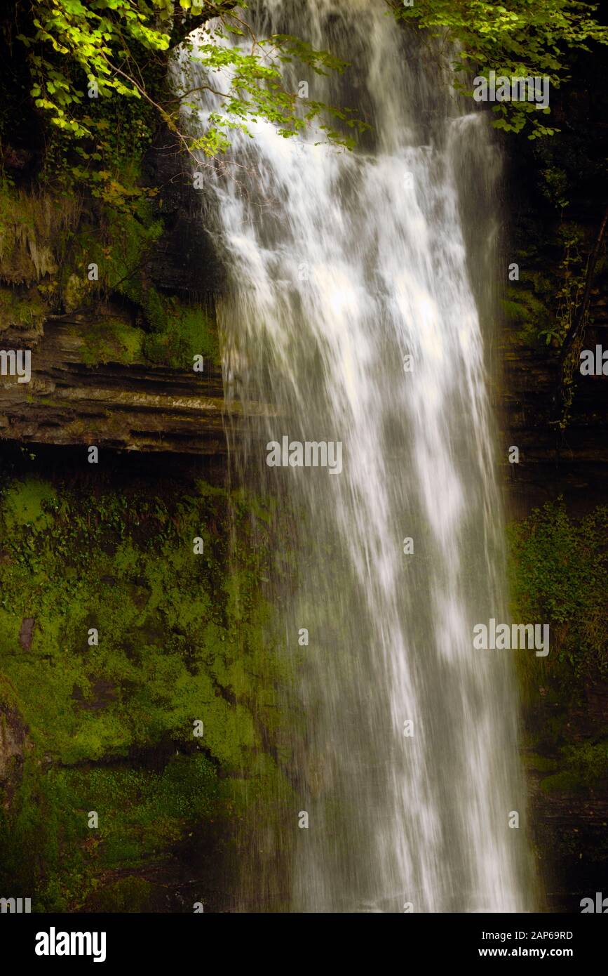 Glencar Waterfall en North Shore de Glencar Lough, Co. Leitrim, Irlanda. Una ubicación de W. B. Yeats poema El Niño Robado Foto de stock