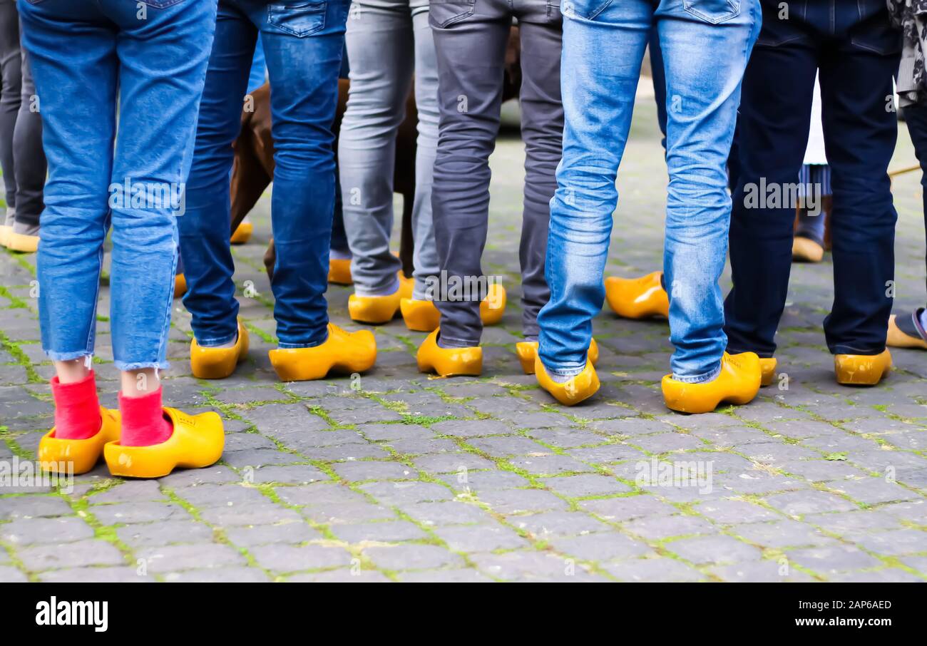 Primer plano de los pantalones vaqueros azules de grupo de personas que  usan zuecos de madera tradicionales durante la visita guiada por la ciudad  - Xanten, Alemania Fotografía de stock - Alamy