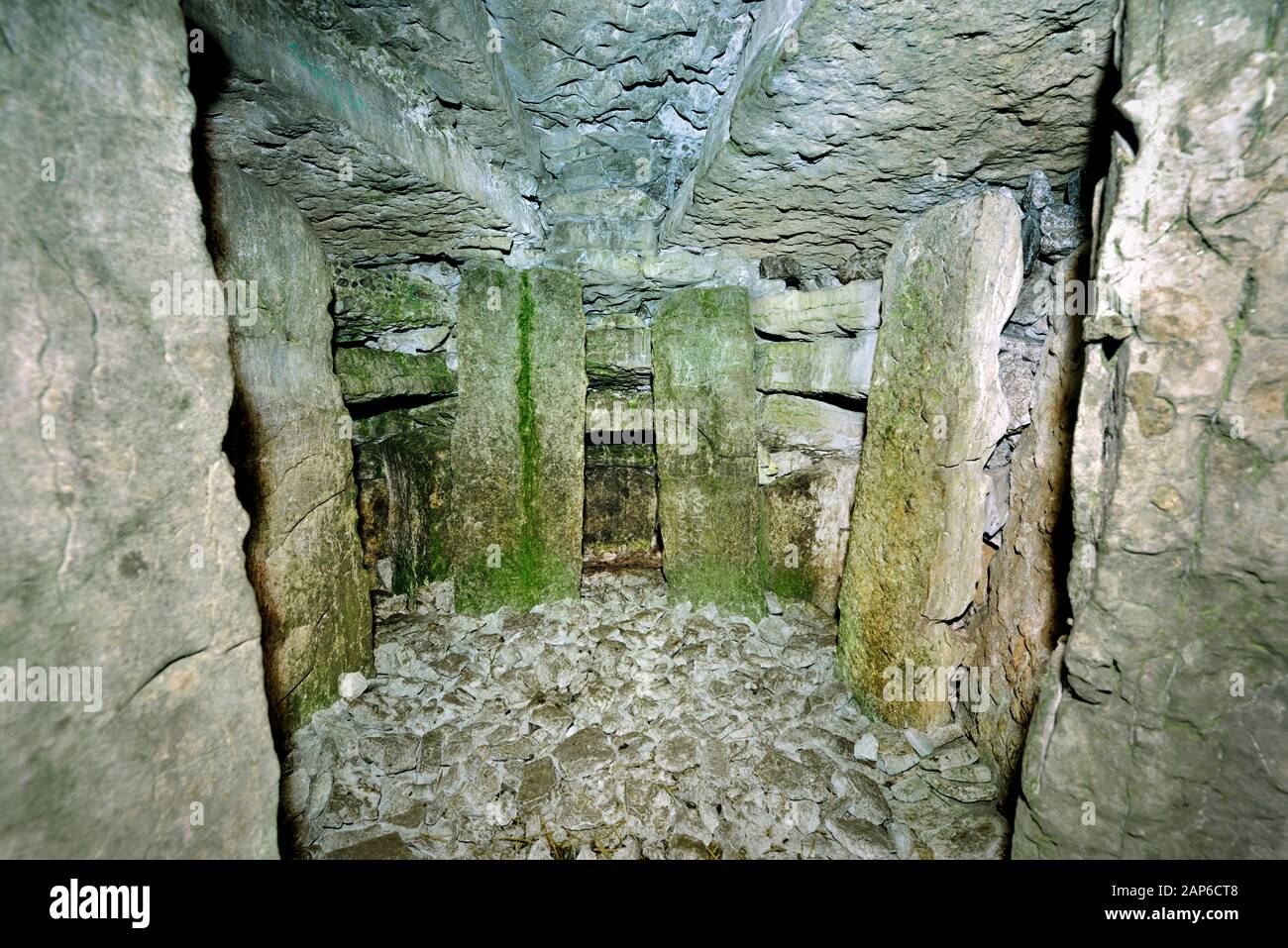 Necrópolis neolítica de Carrowkeel. Bricklieve Hills, Co. Sligo, Irlanda. Tumba interior de Cairn G con huecos, montantes y losas de techo vistos desde la entrada Foto de stock