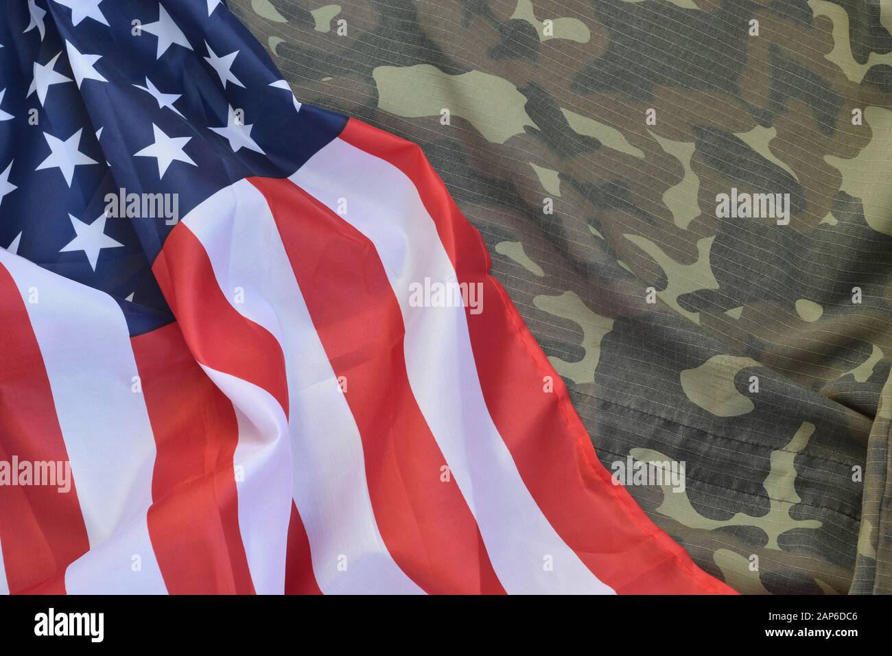 Bandera de los Estados América y chaqueta militar uniforme plegada. Símbolos militares conceptual de para el diseño americano de las fiestas patrióticas Fotografía de stock - Alamy