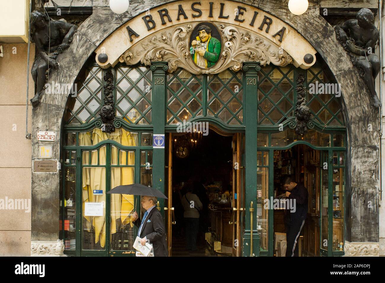 Dentro de la histórica cafetería, un barrio Brasileira de Chiado en Lisboa,  Portugal Fotografía de stock - Alamy