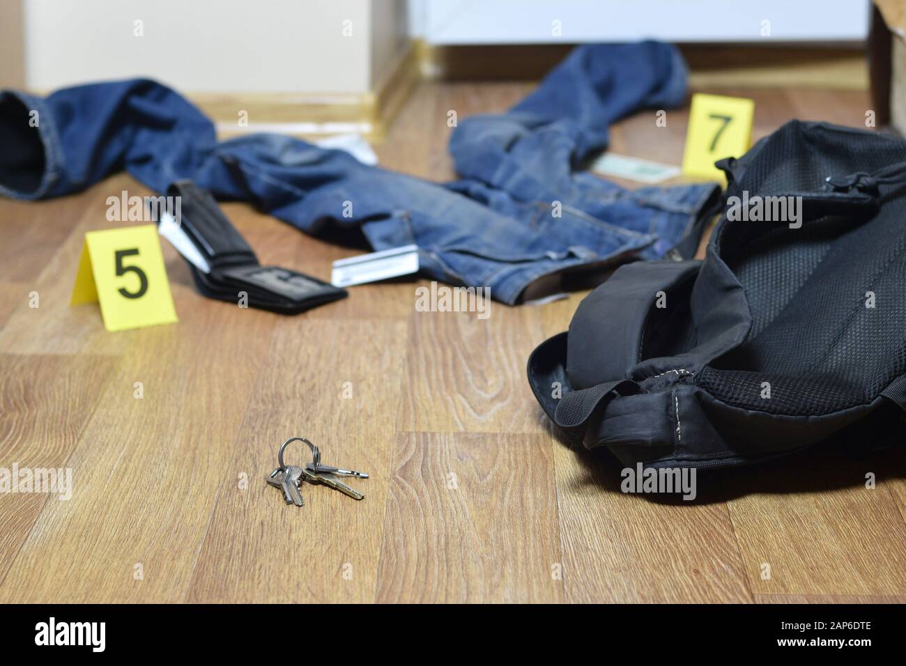 Investigación de la escena del crimen numeración de evidencias