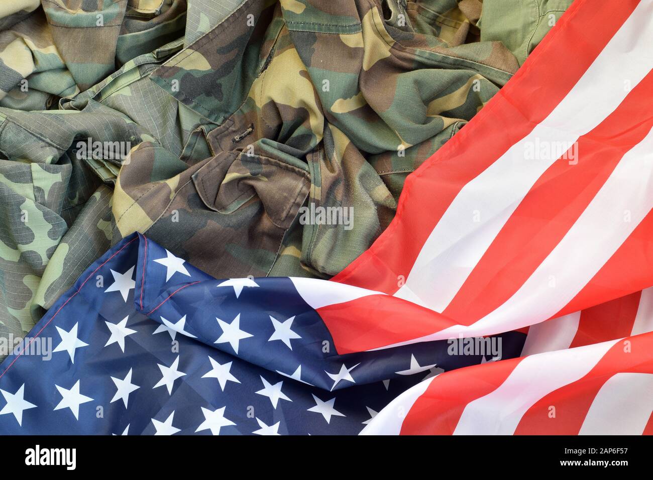 Bandera de los Estados Unidos de América y chaqueta militar uniforme  plegada. Símbolos militares estandarte conceptual de fondo para el diseño  americano de las fiestas patrióticas Fotografía de stock - Alamy