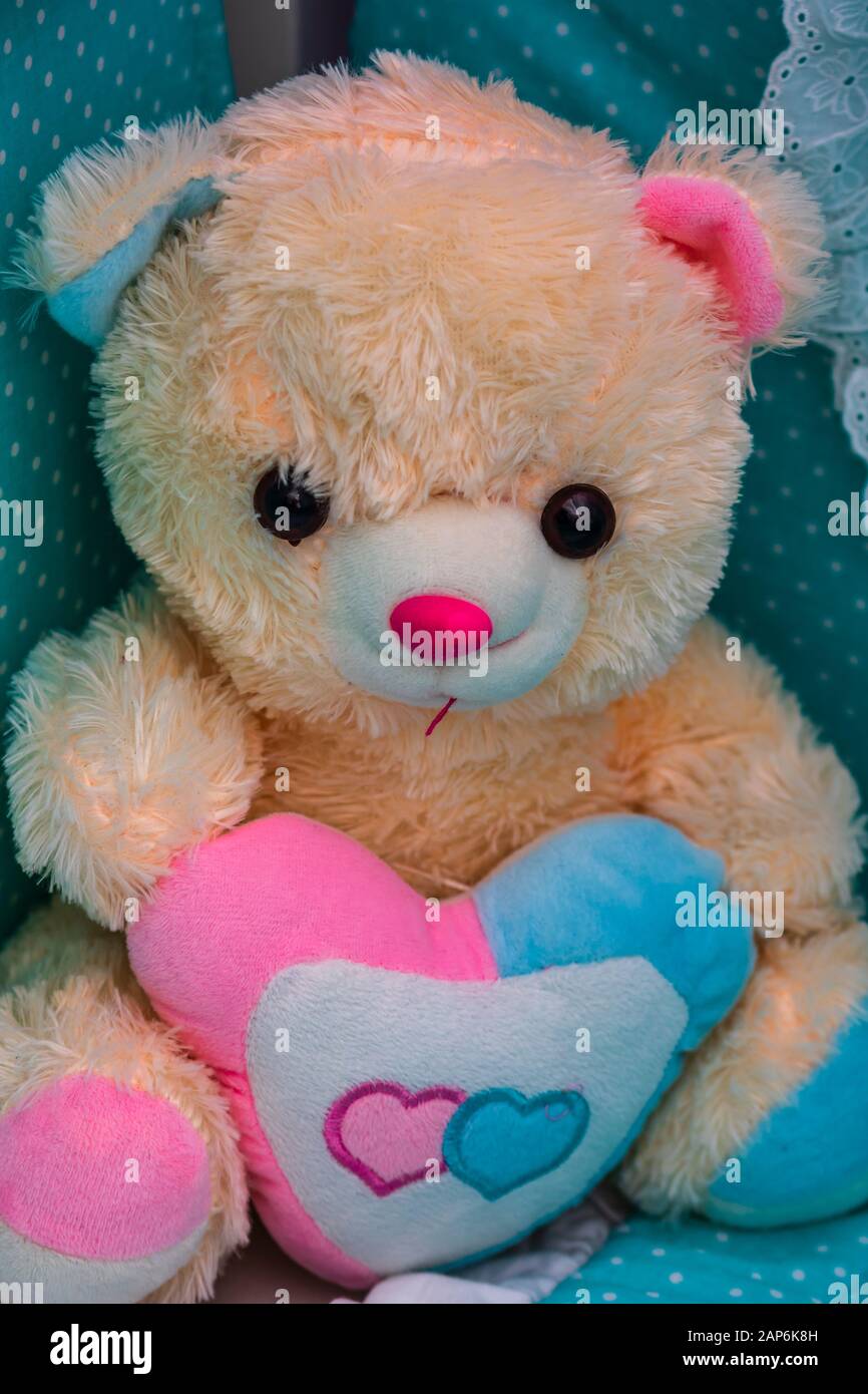 Juguetes de osito de peluche con corazones de amor hechos a mano el día de  San Valentín Fotografía de stock - Alamy