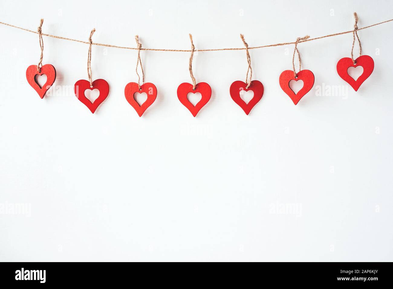 Día de San Valentín decoración con adornos en forma de corazones Fotografía  de stock - Alamy