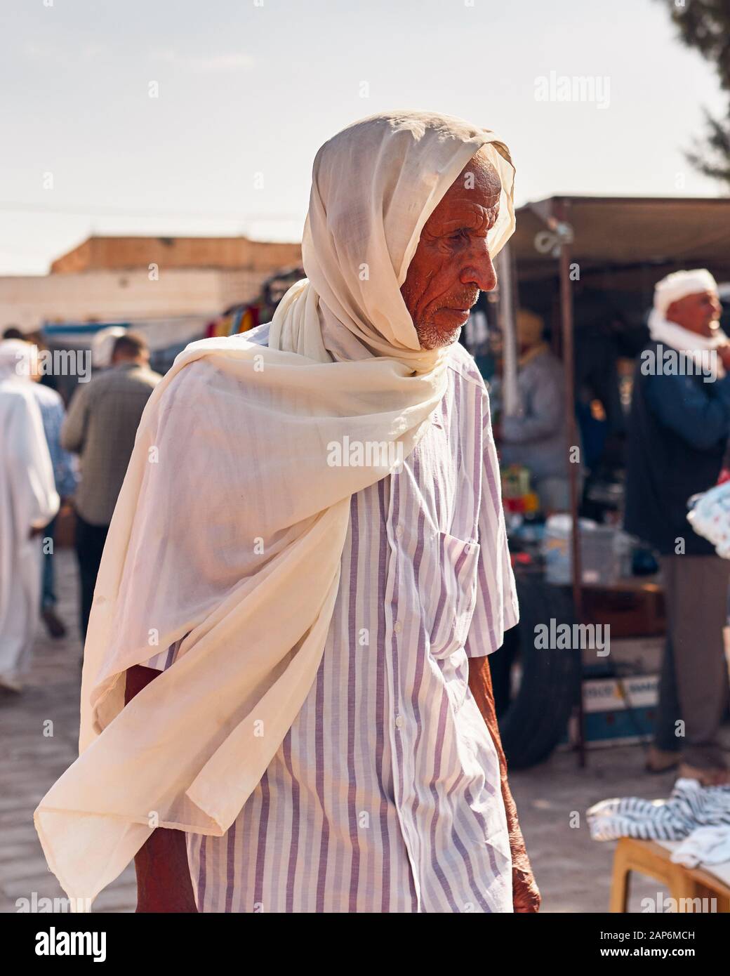 Túnez, octubre de 10/2019 hombre tunecino, vestido de velo blanco, en un mercado tradicional y típico de Túnez Foto de stock