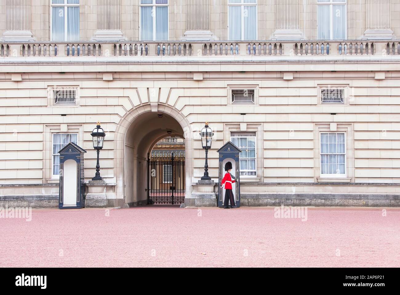 El cambio de guardia, el Palacio de Buckingham, Londres, Inglaterra, Reino Unido. Foto de stock